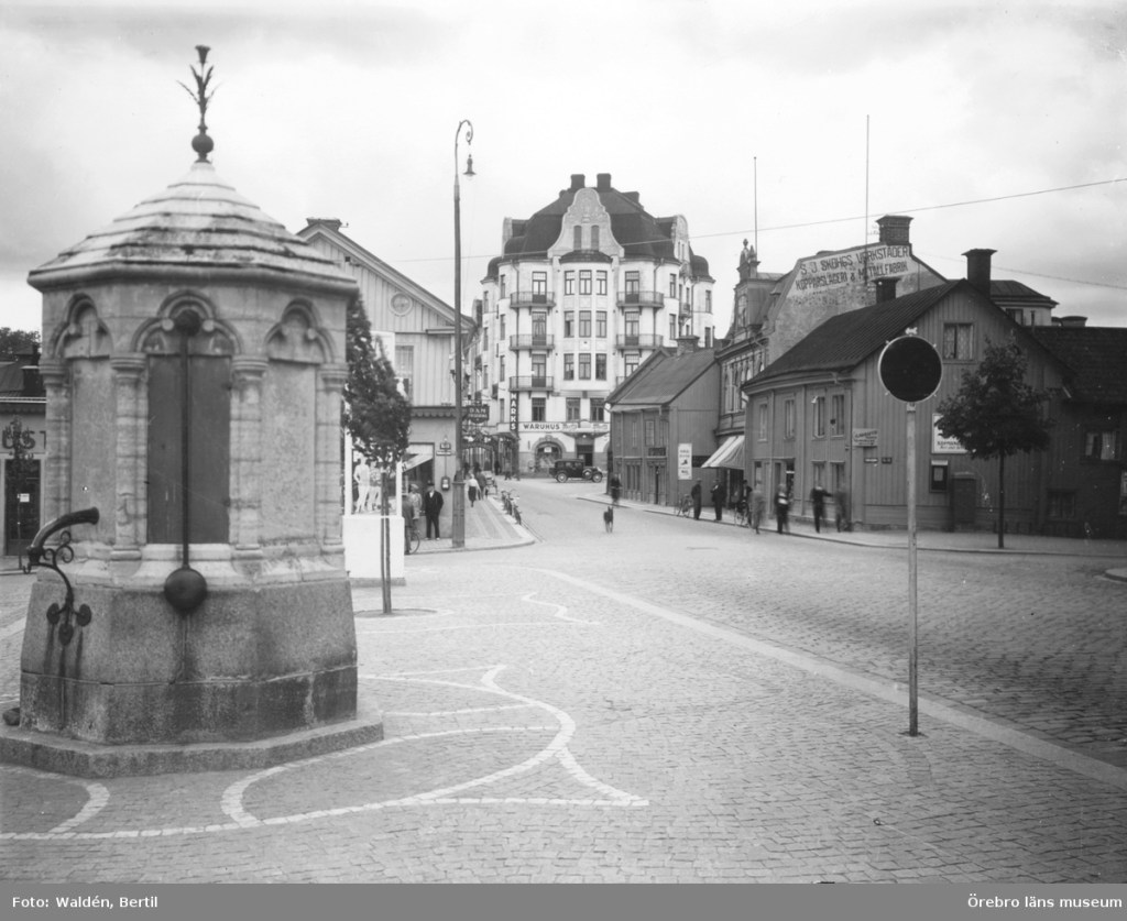 Örebro - Våghustorget mot Näbbtorget. Efter 1908. Det står nog inte J.E. Malmström på gaveln, men det står "Kopparslageri ..."