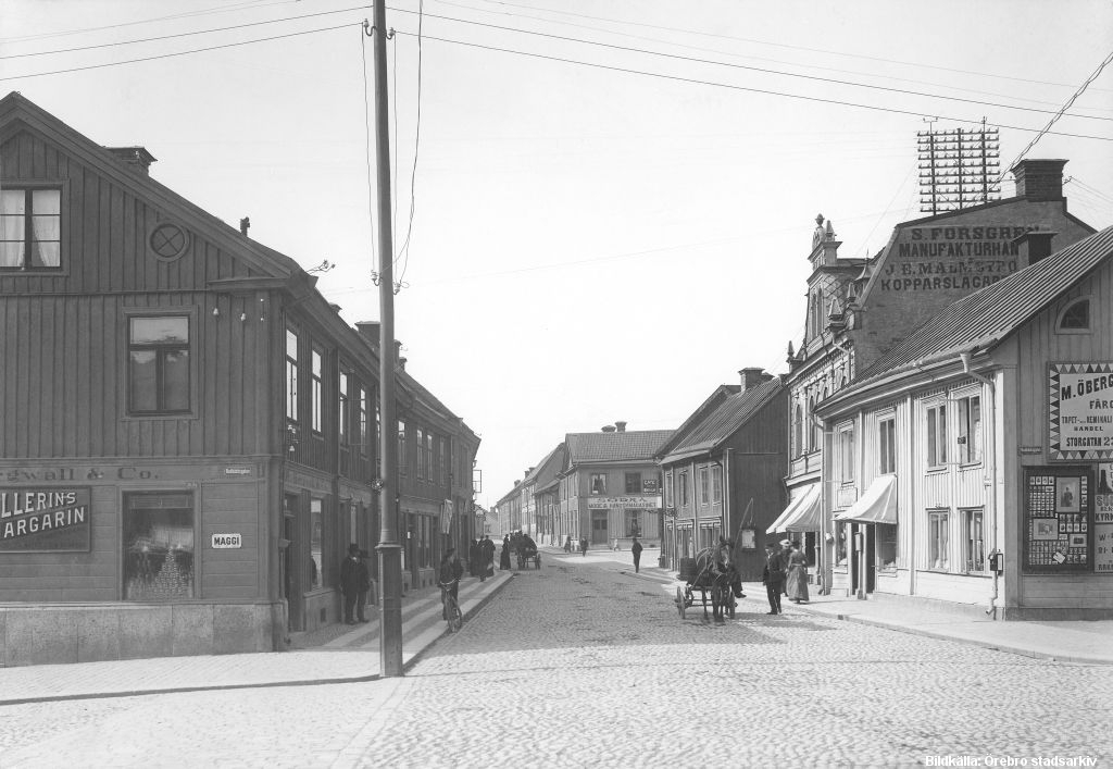 Örebro - Drottninggatan mot söder från Rudbecksgatan, 1903. Detta kulle kunna vara det foto pappa använt som förebild.