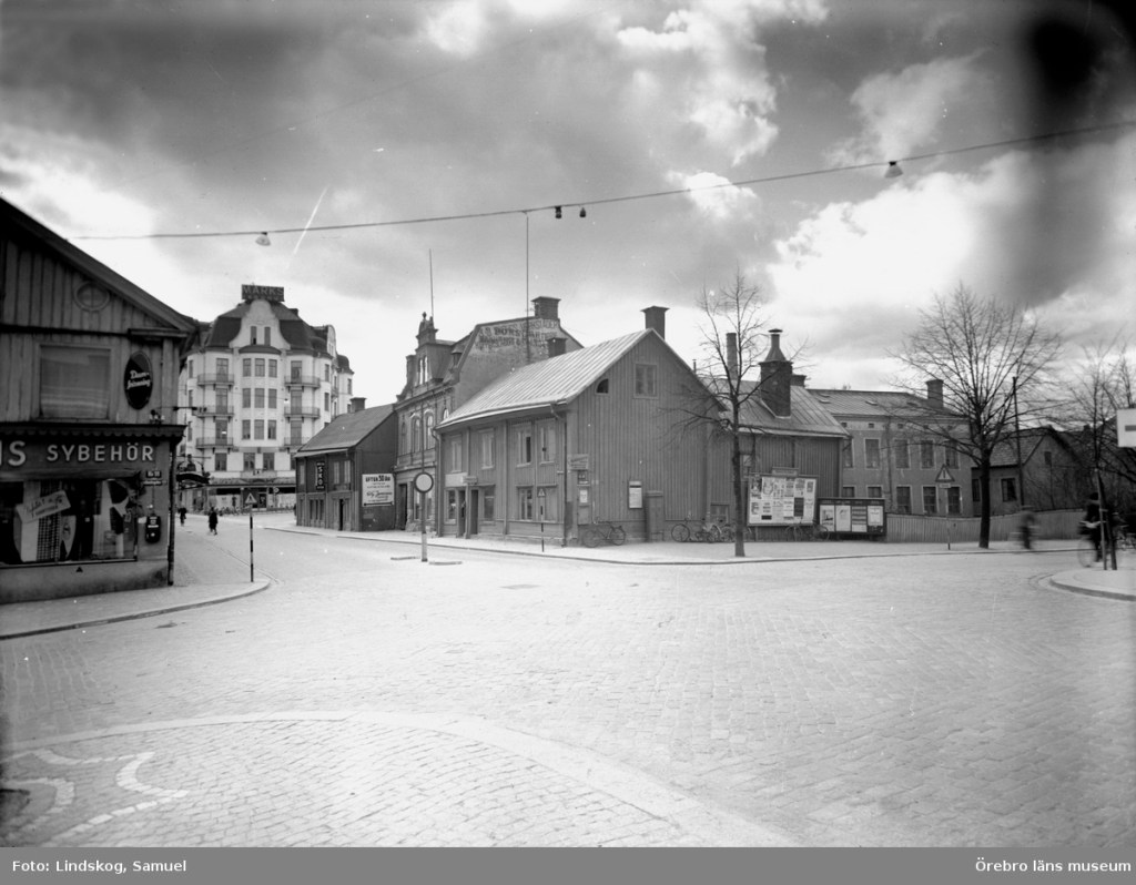 Örebro - Drottninggatan från Våghustorget , 1945.