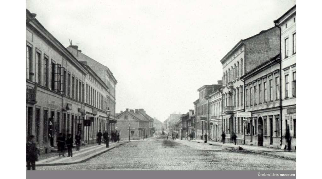 Örebro - Drottninggatan mot Våghustorget. Före 1908.