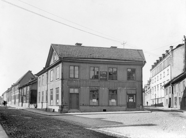 Örebro - Näbbtorget 1903. Huset i mitten revs 1908.