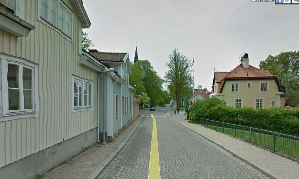 Nyköping - Östra kyrkogatan. Bild från eniro.