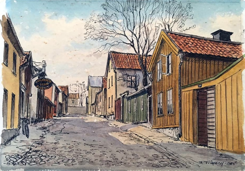 Västervik - 1955. Fiskaregatan, från Rådhusgatan mot Stadsparken. På svarta skylten står det Karl Johansson Bleck Plåtslageri.