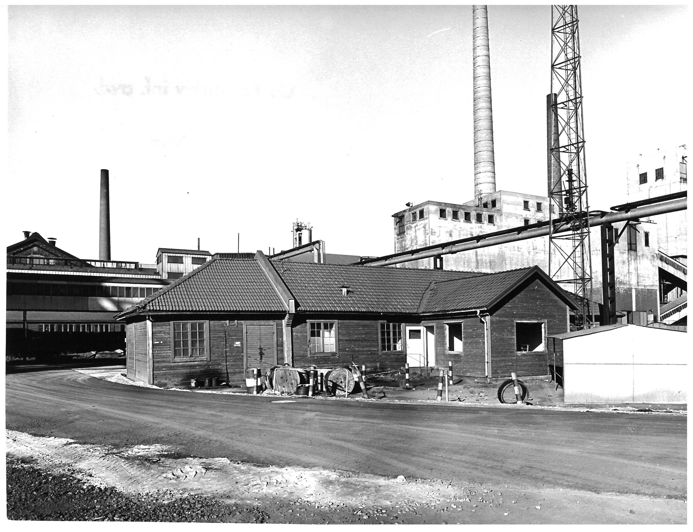 Oxelösunds Järnverk och Glasbruk - Äldsta byggnaden på OJ sedd från Masugn 2