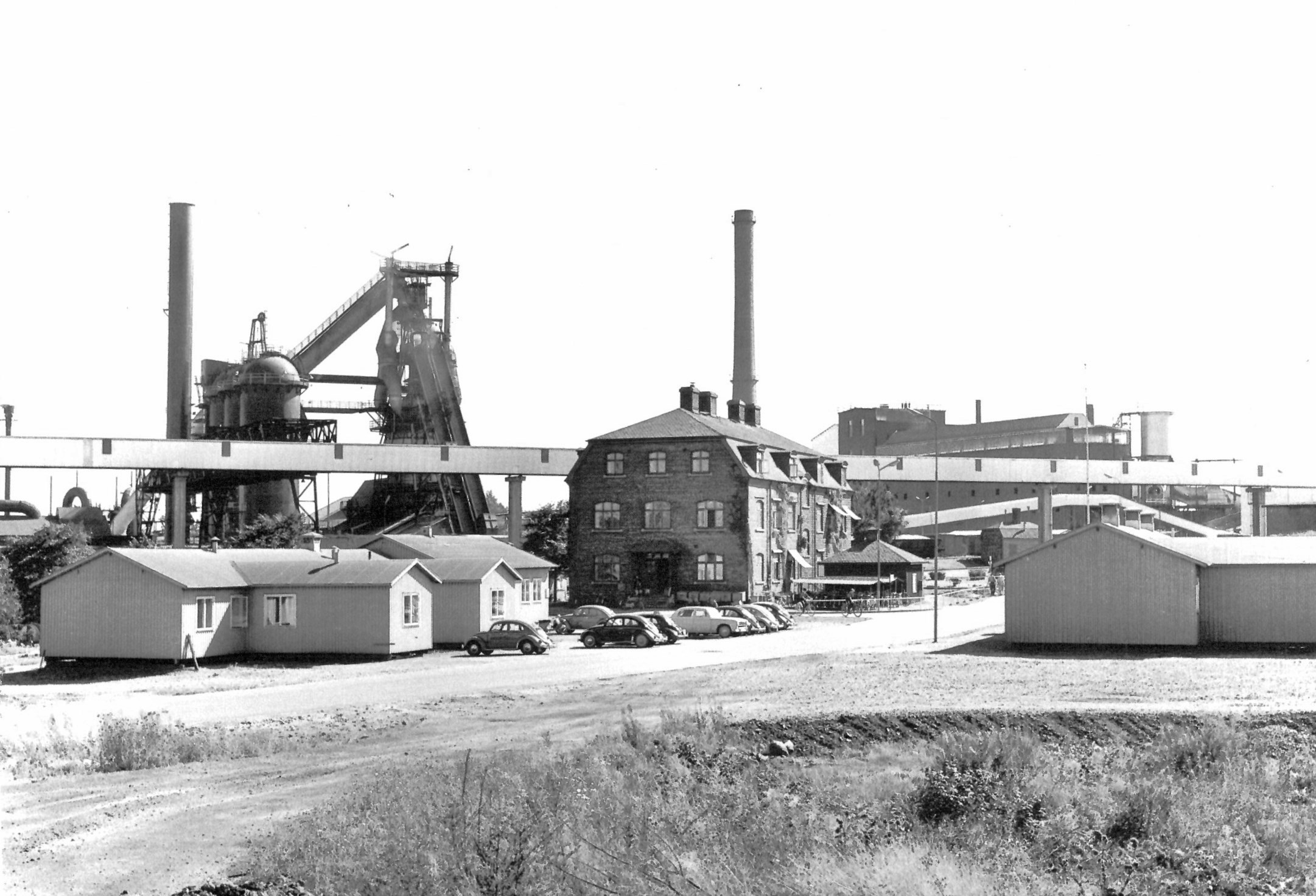Oxelösunds Järnverk och Glasbruk - Gamla huvudkontoret med Hytta 4 och nya sinterverket i bakgrunden