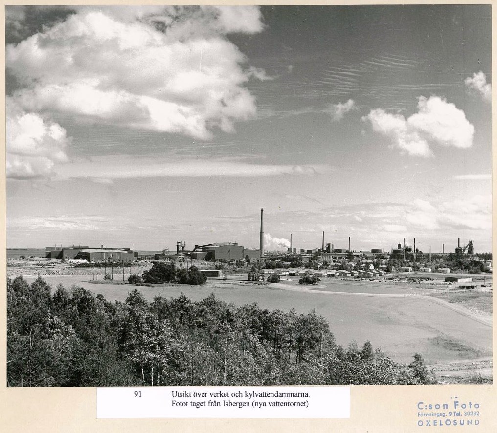 Oxelösunds Järnverk och Glasbruk - Vy över det utbyggda verket och kylvattendammen från vattentornet
