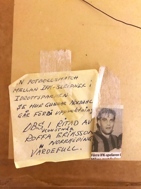 Information på baksidan av tavlan - Gunnar Nordahl på bild från tidningsurklipp.